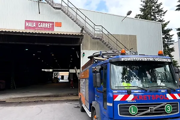 Tlakový vůz KRETSPOL zaparkovaný před průmyslovou halou